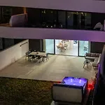 Bajo De Lujo Jardin Y Jacuzzi דירה