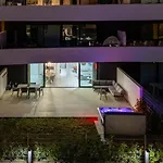 Bajo De Lujo Jardin Y Jacuzzi דירה